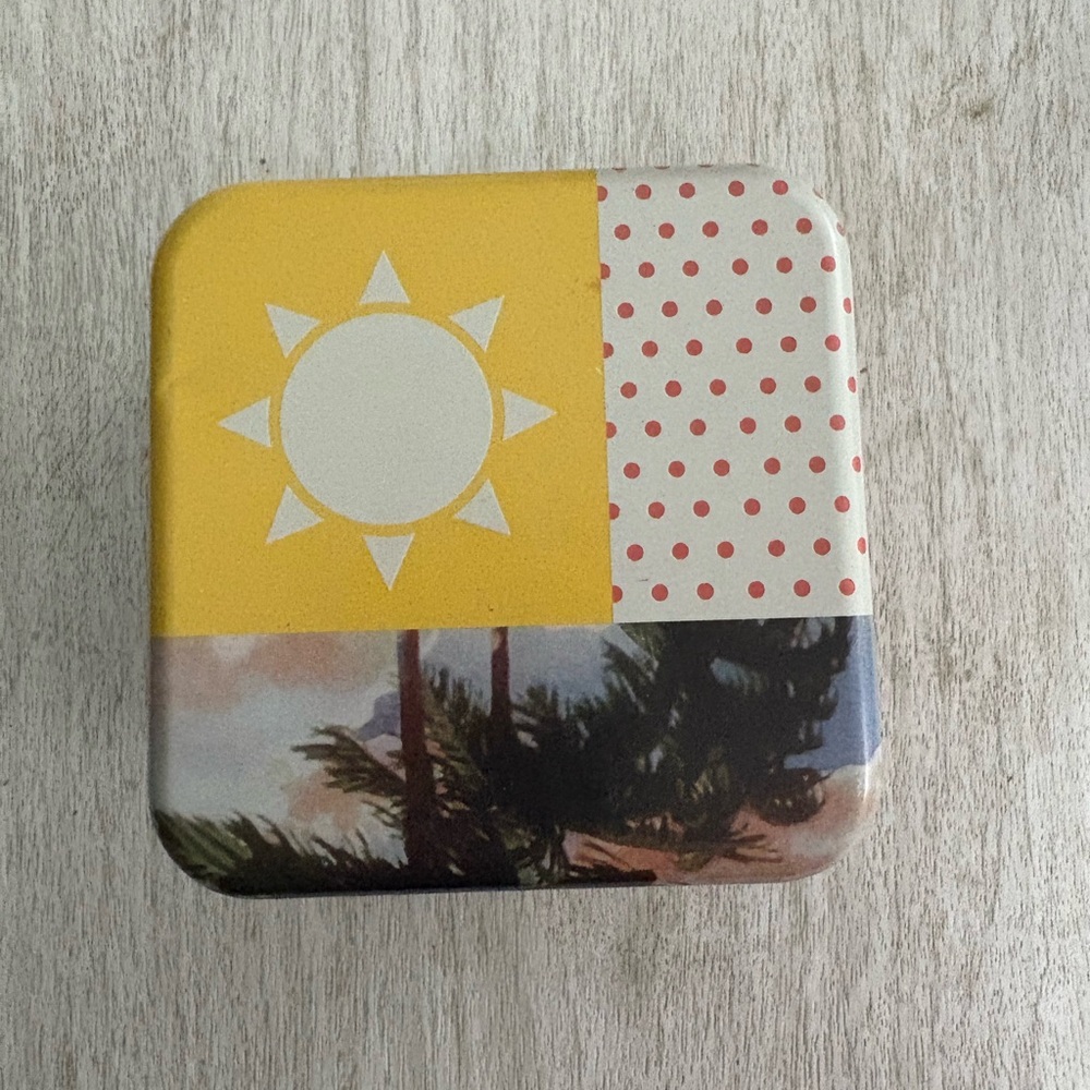 Fossil Pink Tin with Rabbit Design - Picture 2 of 13